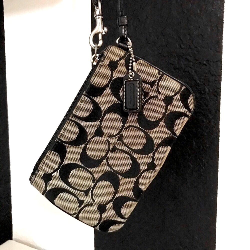 👛Coach Wristlet